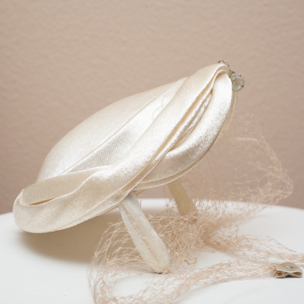 *SOLD* 💎Cream satin vintage 1950s fascinator hat with netting & Rhinestone Drop - Picture 7 of 12